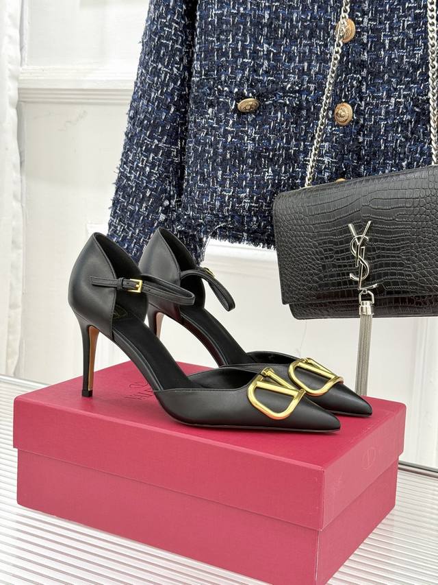 厂价 DDD Valentino 华伦天奴26Wf早春新品 DDD 大V扣尖头高跟中空凉鞋 DDD 以春夏系列 Fireflies 光影灵感为内核 DDD 结合