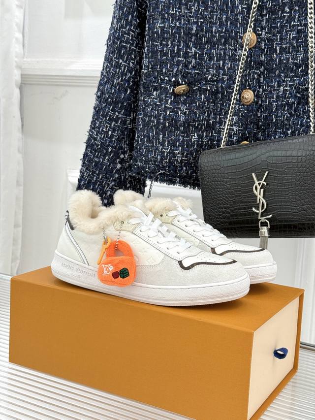 厂价 DDD L*V驴家26Wf早春新品老花情侣款休闲 DDD 小白鞋板鞋 DDD 结合“居家奢华”与“松弛自由”的核心理念 DDD 它将聚焦老花暗纹的低调质感