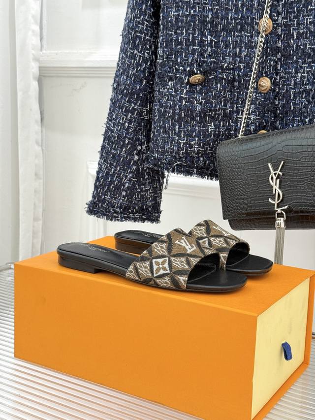 厂价 DDD L*V驴牌经典爆款印花平底拖鞋 DDD 以标志性Monogram老花为灵魂 DDD 糅合法式优雅与当代松弛感 DDD 以Lv专属视觉符号定义高阶休