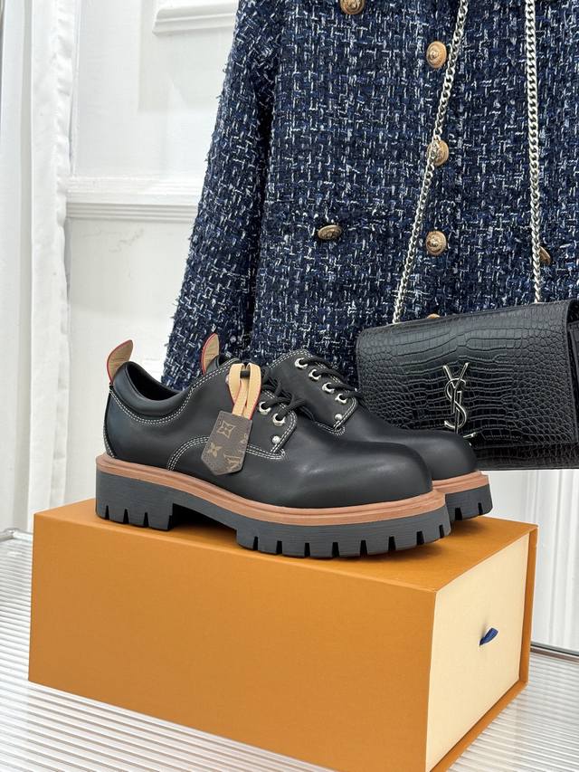 厂价 DDD L*V驴家26Wf新品情侣款德比鞋皮鞋 DDD 一款足以颠覆你对传统皮鞋认知的匠心之作 DDD 为追求卓越品味的开辟出一片全新的时尚天地。 DDD