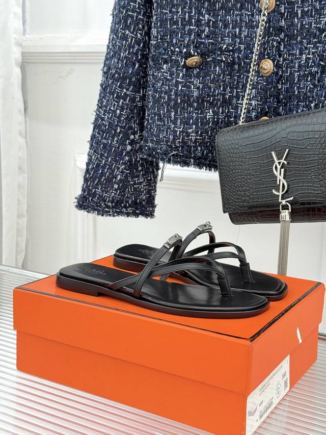 顶版厂价 DDD HermèS 爱马仕25Wf新品Kelly扣 DDD 细带夹脚人字拖鞋 DDD 当Kelly包的传奇基因邂逅夏日步履 DDD 这款凉鞋便成了优