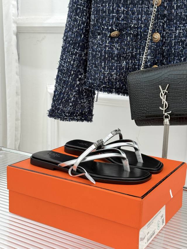 顶版厂价 DDD HermèS 爱马仕25Wf新品Kelly扣 DDD 细带夹脚人字拖鞋 DDD 当Kelly包的传奇基因邂逅夏日步履 DDD 这款凉鞋便成了优