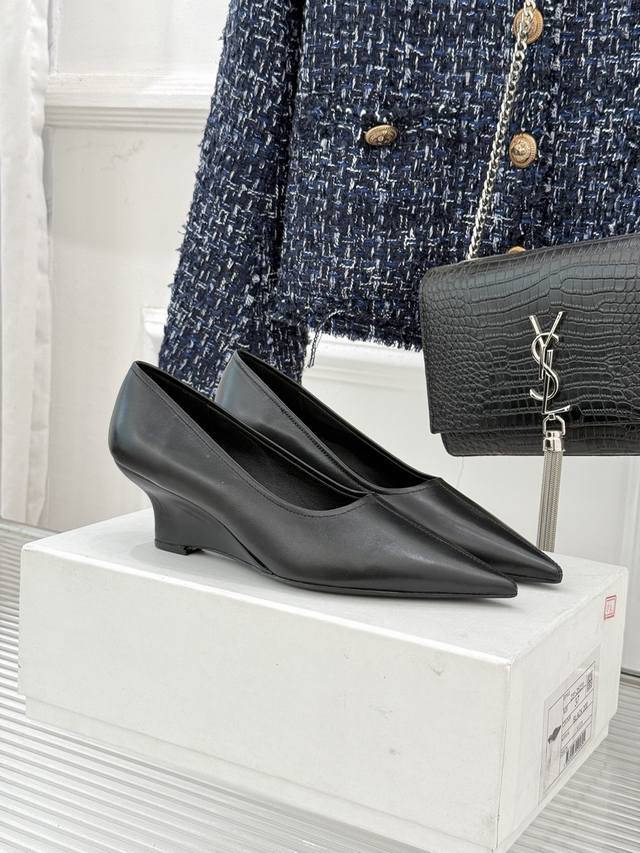 厂价 DDD Toteme26Wf新品尖头皮跟单鞋 DDD 承袭北欧极简的冷峻风骨 DDD 这系列 本真之美 的松弛内核 DDD 以建筑感剪裁勾勒鞋履风骨 DD