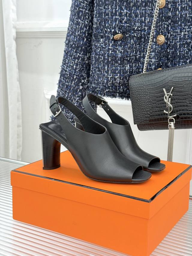 厂价 DDD HermèS 爱马仕25Wf新品复古 DDD 鱼嘴后空粗跟凉鞋 DDD 循百年匠艺重塑复古优雅。 DDD 利落鱼嘴剪裁露趾不张扬 DDD 后空袢带