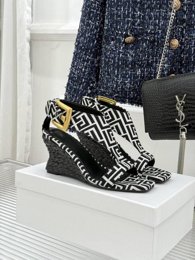 厂价 DDD Balmain｜巴尔曼经典金属扣麻绳 DDD 坡跟凉鞋 DDD 从巴黎秀场到海边落日 DDD 这双凉鞋承包夏日所有高光。 DDD 麻绳肌理织就慵懒