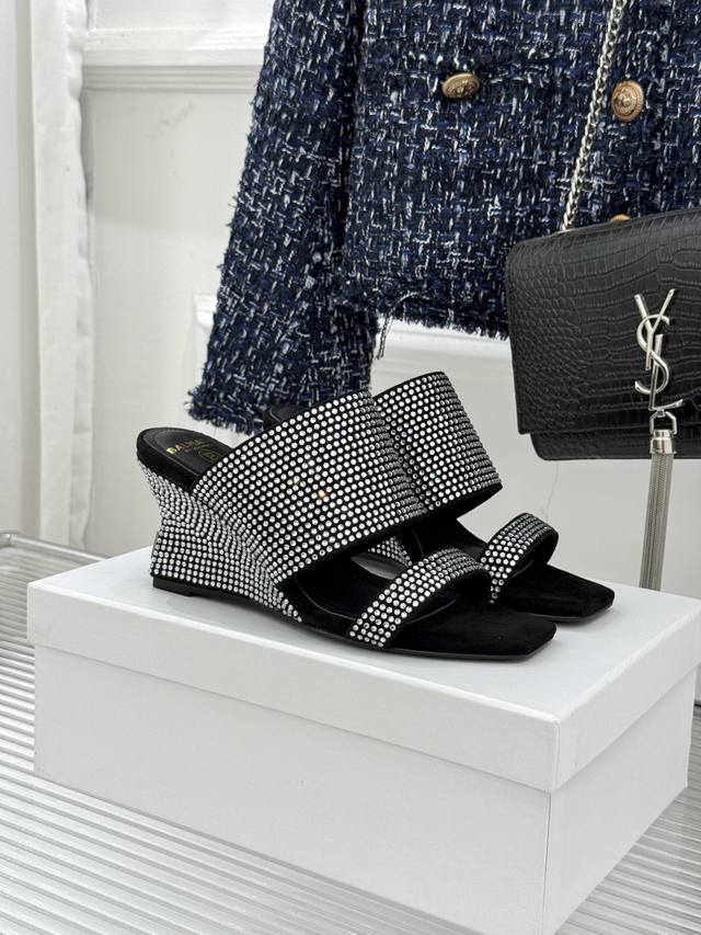 厂价 DDD Balmain｜巴尔曼经典水钻坡跟 DDD 高跟拖鞋 DDD 以水钻为序 写就夏日奢雅。 DDD 每颗水钻手工嵌缀牢固夺目 DDD 极简廓形糅合摇