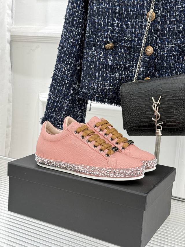 厂价 DDD Le Silla26Wf新品水钻帆布鞋板鞋 DDD 把意式红毯星光揉进日常步履 DDD 经典板鞋廓形藏住随性松弛 DDD 鞋底缀以水钻手工嵌缀 D