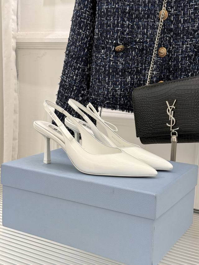 厂价 DDD Prada 普拉达26Wf早春新品尖头 DDD 中空凉鞋高跟鞋 DDD 当亮橙色秀场的阳光穿透钢窗 DDD 这双走秀高跟鞋踏光而来 DDD 以“构