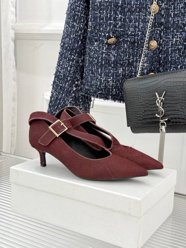 厂价 DDD Khaite26Wf新品马毛尖头 DDD 猫跟单鞋 DDD 以美式极简勾勒矜贵锋芒 DDD 天然马毛自带细腻绒光 DDD 利落尖头拉长腿部线条 D