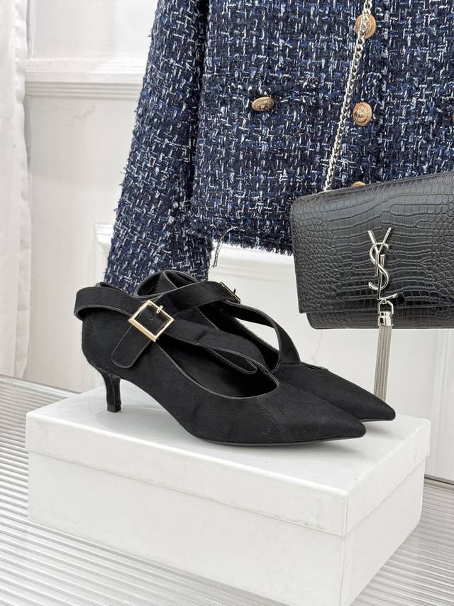 厂价 DDD Khaite26Wf新品马毛尖头 DDD 猫跟单鞋 DDD 以美式极简勾勒矜贵锋芒 DDD 天然马毛自带细腻绒光 DDD 利落尖头拉长腿部线条 D