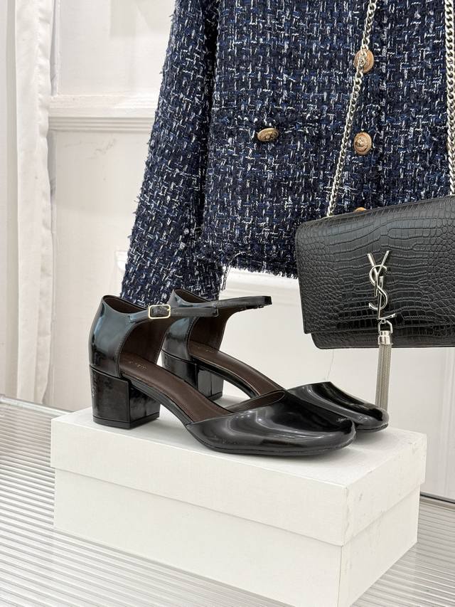 厂价 DDD The Row256Wf早春新品 DDD 中空平底凉鞋 DDD 极简主义的设计风格 DDD 日常随心搭配裙子 DDD 裤子 都无敌好看！ DDD