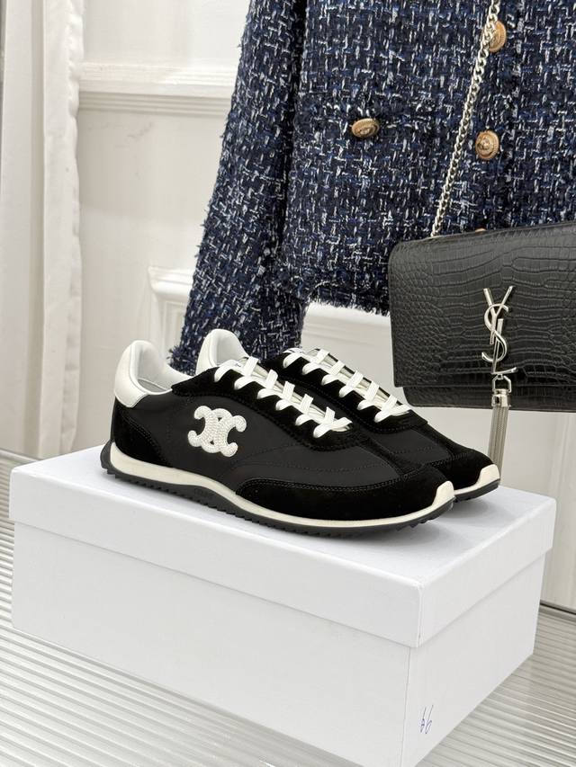 厂价 DDD Celine 塞琳25Wf新品凯旋门休闲 DDD 德训鞋运动鞋 DDD 当巴黎左岸的慵懒风骨撞上代复古美学 DDD 这款鞋便成了极简与优雅的完美共