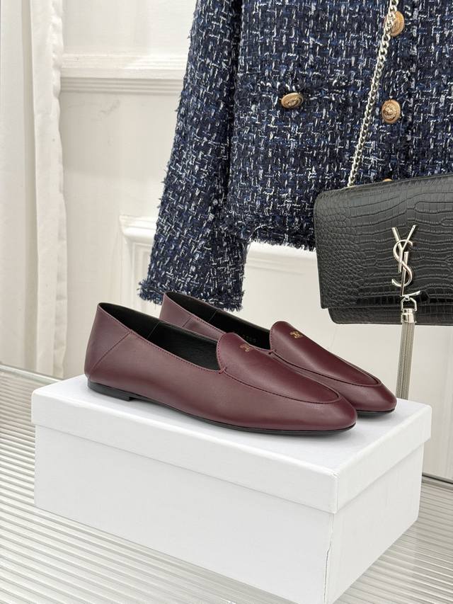 厂价 DDD Celine 赛琳26Wf新品凯旋门踩跟乐福鞋 DDD 当巴黎左岸的慵懒腔调碰撞随性风潮 DDD 这双乐福鞋以经典鞋型为骨 以踩跟为魂 DDD 鞋