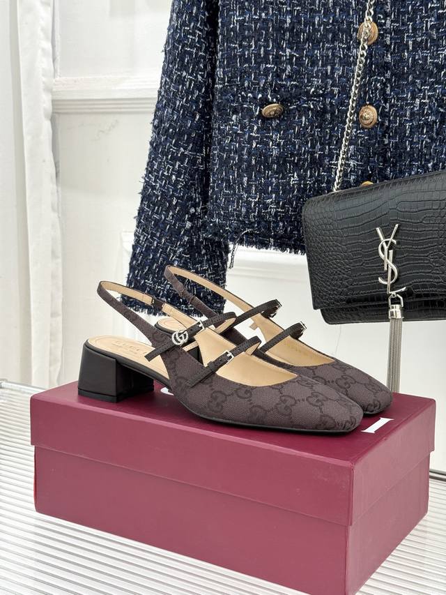 厂价 DDD Gucci 古驰25Wf水钻双G老花粗跟 DDD 方头后空凉鞋 DDD 简直是时尚圈的一颗重磅炸弹 DDD 方头设计复古又时髦完美修饰脚型 DDD