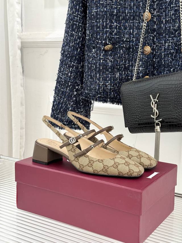 厂价 DDD Gucci 古驰25Wf水钻双G老花粗跟 DDD 方头后空凉鞋 DDD 简直是时尚圈的一颗重磅炸弹 DDD 方头设计复古又时髦完美修饰脚型 DDD