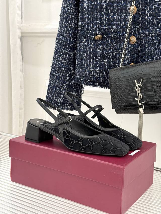 厂价 DDD Gucci 古驰25Wf新品丝绒水钻方头 DDD 粗跟后空凉鞋 DDD 在一双凉鞋上续写百年奢韵。 DDD 是复古与璀璨的惊艳邂逅 DDD 让每一