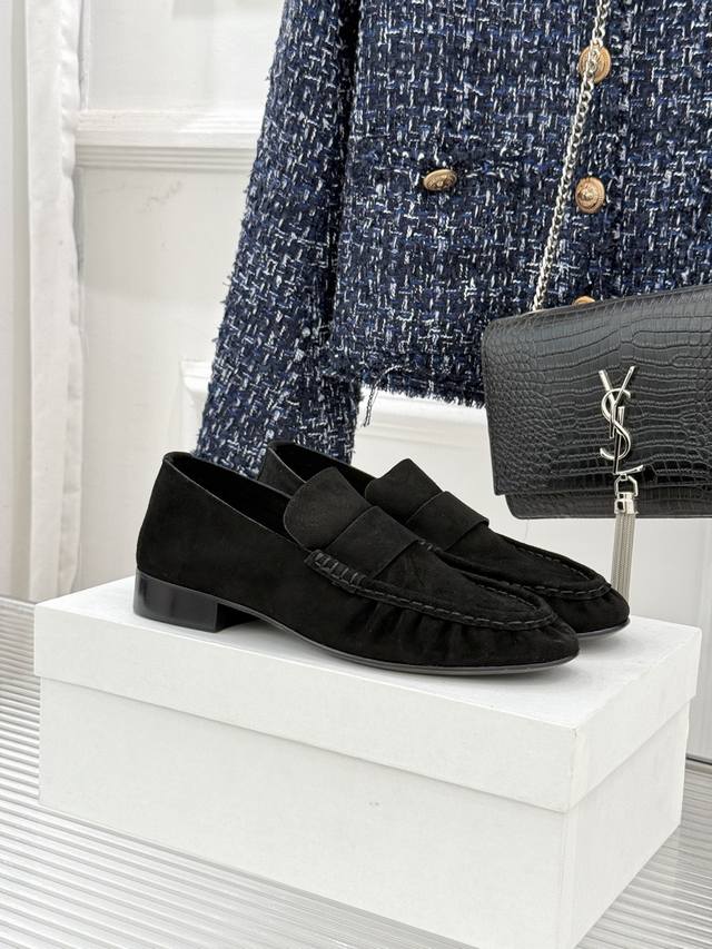 厂价 DDD The Row 25Wf新品复古乐福鞋 DDD 这双乐福鞋简直是极简美学的典范！ DDD 方头设计利落大气 又修饰脚型 DDD 完美平衡了时髦感与