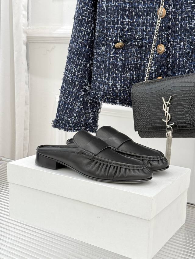 厂价 DDD The Row 25Wf新品复古包头半拖拖鞋 DDD 这双半拖简直是极简美学的典范！ DDD 方头设计利落大气 又修饰脚型 DDD 完美平衡了时髦