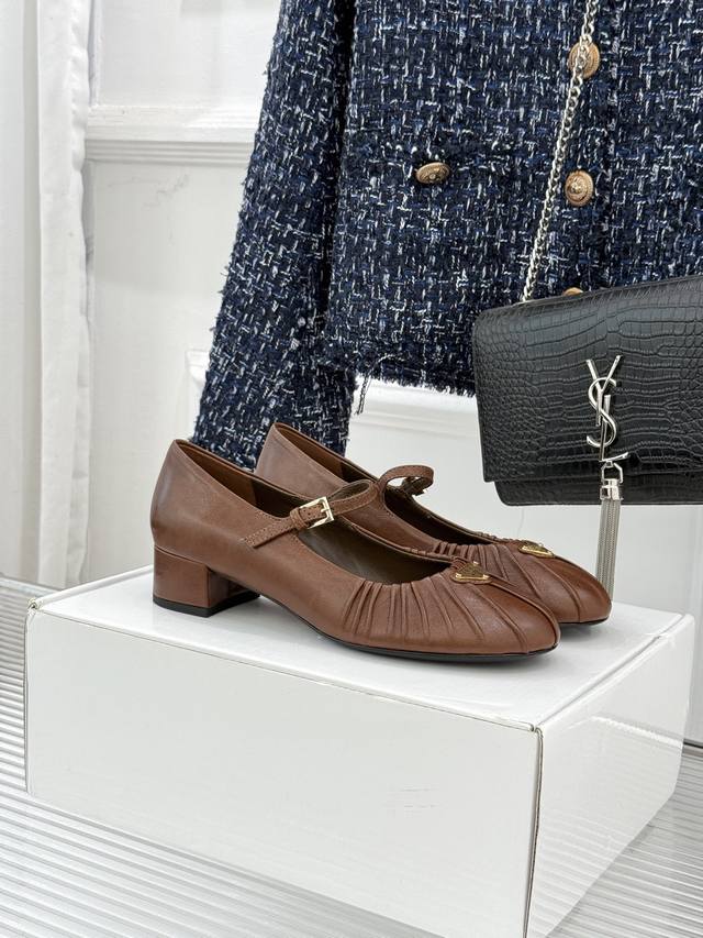 厂价 下单注明：配飞机盒＋10 DDD Prada 普拉达26Wf早春新品复古 DDD 三角标褶皱粗跟玛丽珍鞋 DDD 当米兰1913的经典基因邂逅复古浪潮 D