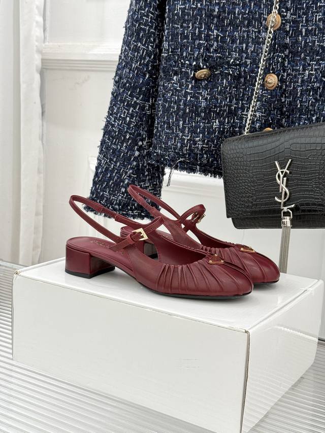 厂价 下单注明：配飞机盒＋10 DDD Prada 普拉达26Wf早春新品复古 DDD 三角标褶皱粗跟玛丽珍鞋 DDD 当米兰1913的经典基因邂逅复古浪潮 D