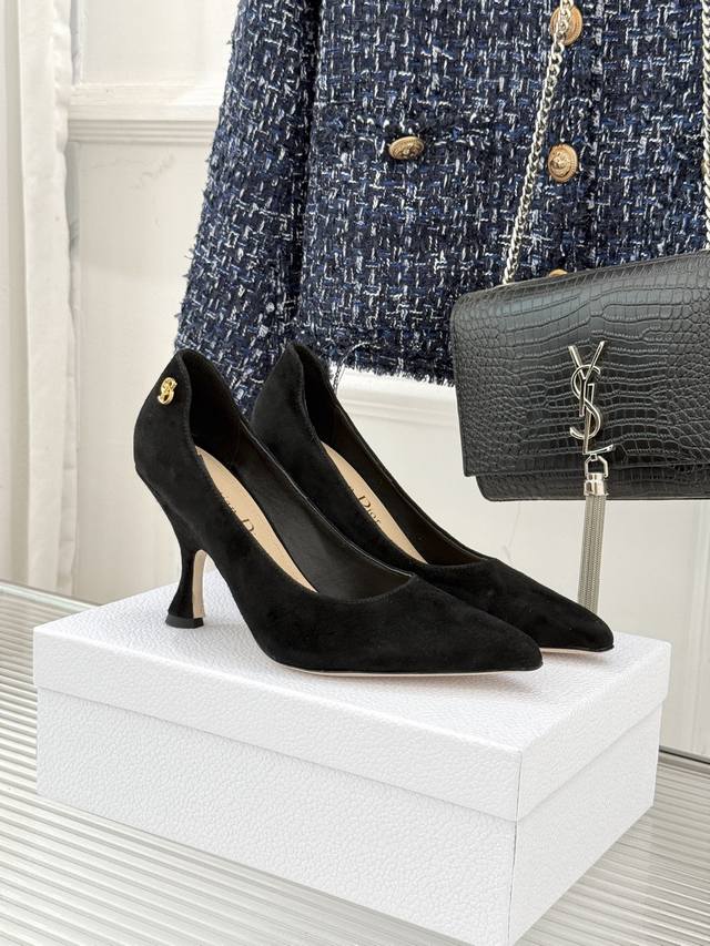 厂价 DDD Dior 迪奥25Wf新品极简尖头高跟鞋 DDD 这款鞋以利落廓形重塑女性力量美学 DDD 鞋跟高度拿捏得宜 既衬出修长腿线 DDD 每一步都带着