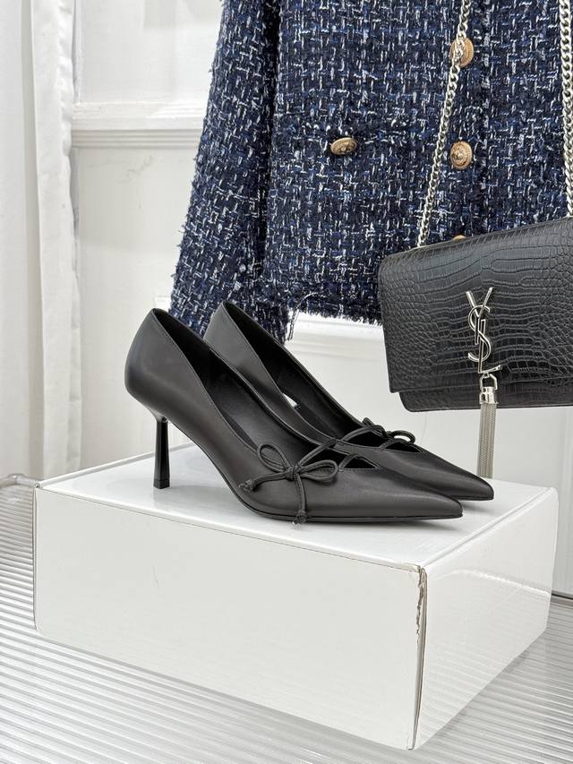 厂价 要飞机盒加10 DDD Prada 普拉达26Wf早春新品尖头高跟鞋 DDD 当亮橙色秀场的阳光穿透钢窗 DDD 这双走秀高跟鞋踏光而来 DDD 以“构筑