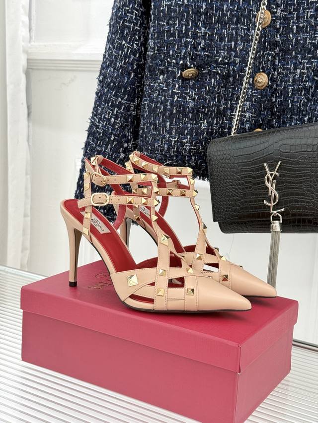 厂价 DDD Valentino 华伦天奴26Wf早春新品 DDD 铆钉尖头高跟凉鞋 DDD 当秀场的萤火之光邂逅标志性铆钉 DDD 这双高跟凉鞋以锋芒之姿 D