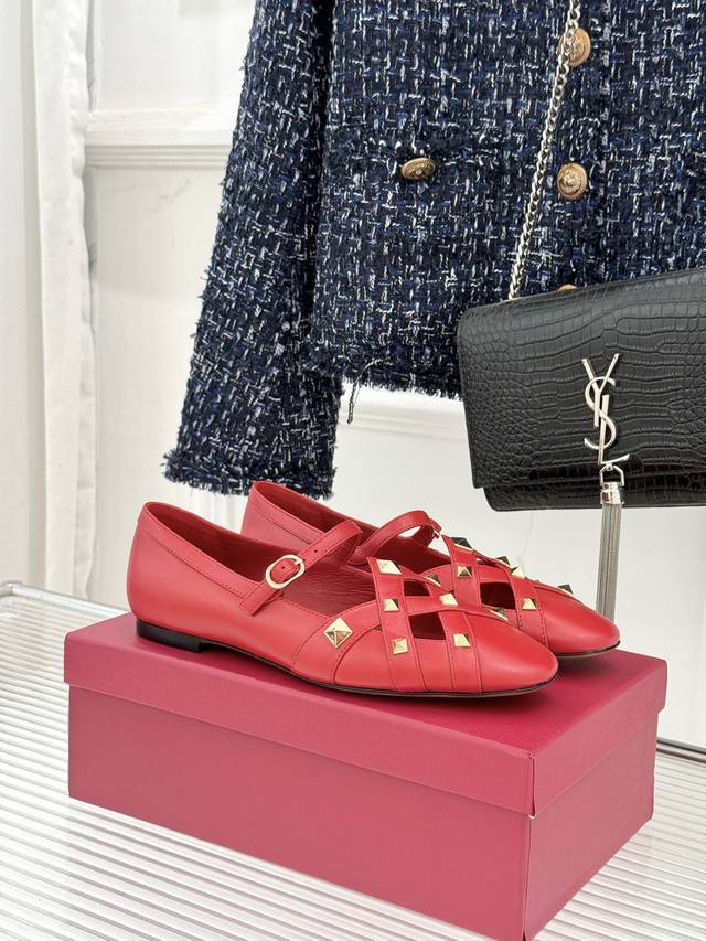 厂价 DDD Valentino 华伦天奴26Wf早春新品 DDD 铆钉玛丽珍鞋 DDD 当百年V家复古基因邂逅标志性铆钉 DDD 这双玛丽珍鞋重构优雅与锋芒的