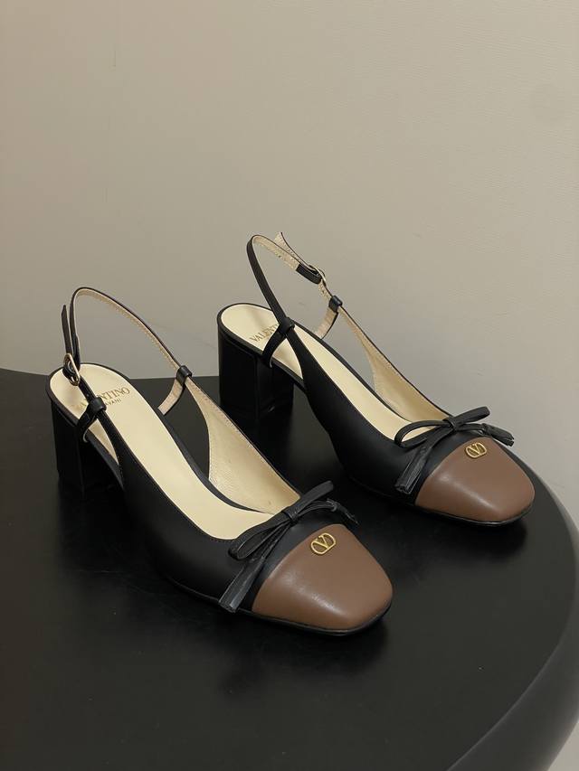 顶级品质 配高档飞机盒10 DDD Valentino 华伦天奴 Valet Du Roi系列双拼色玛丽珍鞋蝴蝶结粗跟后空凉鞋经典五金V扣高跟单鞋 DDD 鞋头