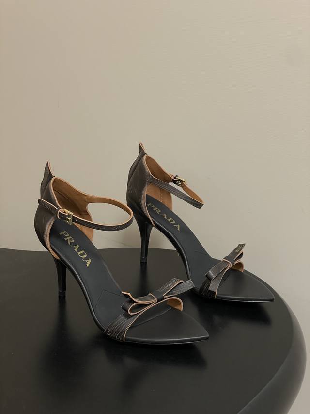 顶级品质 配高档飞机盒 DDD 26Aw春夏新款Prada 普拉达走秀款尖头做旧蝴蝶结高跟凉鞋 复古老钱风露趾凉鞋 DDD 未来科技感满满 时尚界久违的极简之美