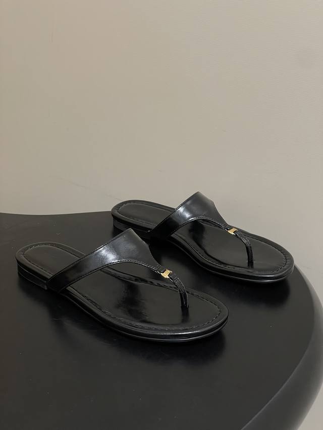 DDD Unfolio 26Aw春夏新款极简风人字拖平底麂皮绒面凉拖鞋 DDD 鞋面光滑细腻，金属装饰扣超有设计感。经典人字拖结构，简约又时髦，日常或度假都能轻