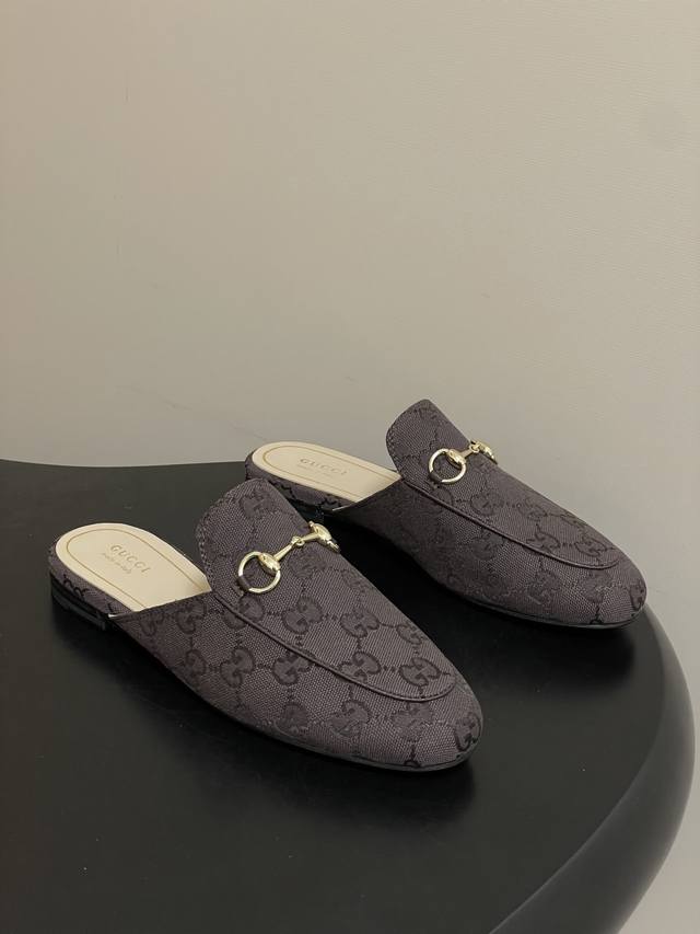 DDD 2026春夏新配色Gucci 古驰Princetown经典款系列最新版面双G布面穆勒鞋马衔扣平底半拖鞋 DDD 作为设计传承的杰出代表，新系列饰马衔扣乐