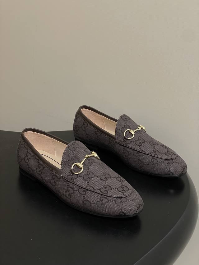 DDD 2026春夏新配色Gucci 古驰Jordaan经典款乐福鞋系列最新版面双G布面马衔扣一脚蹬单鞋 DDD 作为设计传承的杰出代表，新系列饰马衔扣乐福鞋，