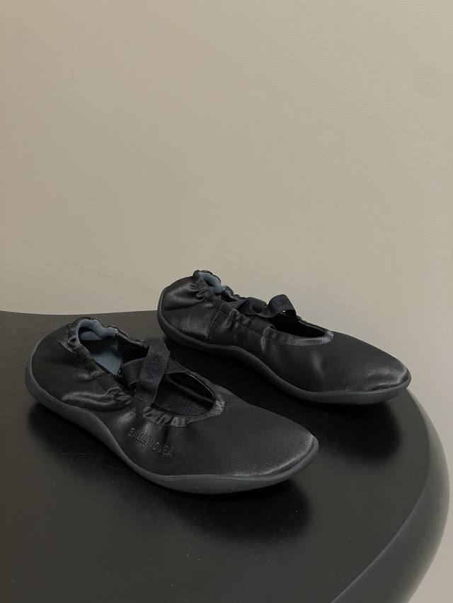 DDD Balenciaga巴黎世家26Ss春夏新款经典圆头平底松紧绑带芭蕾舞鞋交叉带跳舞鞋 DDD 复刻经典芭蕾舞鞋版型，圆头+浅口设计，搭配交叉松紧绑带，既