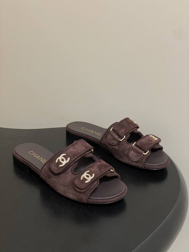 26P春夏新款Chanel小香 经典双C水钻扣凉拖鞋魔术贴双带蜜儿拖鞋皮面平底凉拖鞋 DDD 香家标志性的穿皮链条设计应用在垫脚圈边，配上经典元素覆盖鞋面搭配大