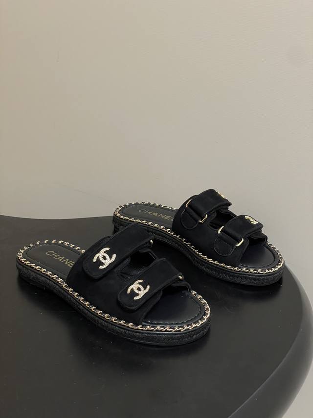 DDD 26P春夏新款Chanel小香链条圈边双C水钻扣凉拖鞋魔术贴双带厚底拖鞋皮面平底凉拖鞋 DDD 香家标志性的穿皮链条设计应用在垫脚圈边，配上经典元素覆盖