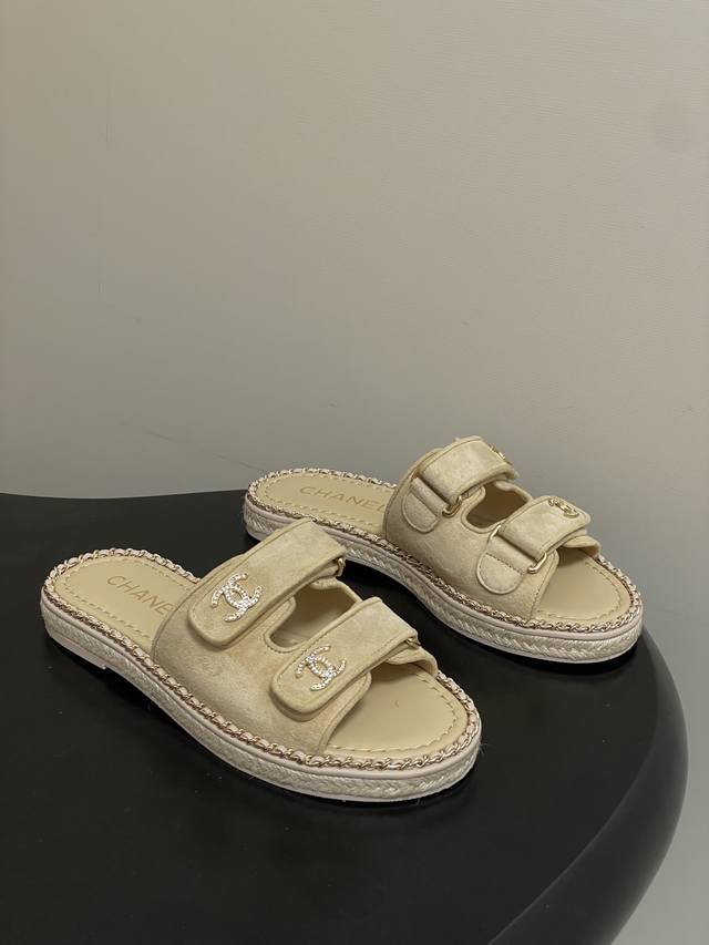 DDD 26P春夏新款Chanel小香链条圈边双C水钻扣凉拖鞋魔术贴双带厚底拖鞋皮面平底凉拖鞋 DDD 香家标志性的穿皮链条设计应用在垫脚圈边，配上经典元素覆盖