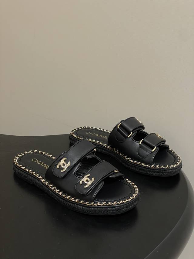 DDD 26P春夏新款Chanel小香链条圈边双C水钻扣凉拖鞋魔术贴双带厚底拖鞋皮面平底凉拖鞋 DDD 香家标志性的穿皮链条设计应用在垫脚圈边，配上经典元素覆盖