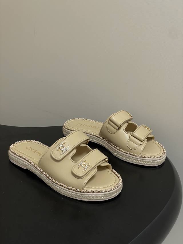 DDD 26P春夏新款Chanel小香链条圈边双C水钻扣凉拖鞋魔术贴双带厚底拖鞋皮面平底凉拖鞋 DDD 香家标志性的穿皮链条设计应用在垫脚圈边，配上经典元素覆盖