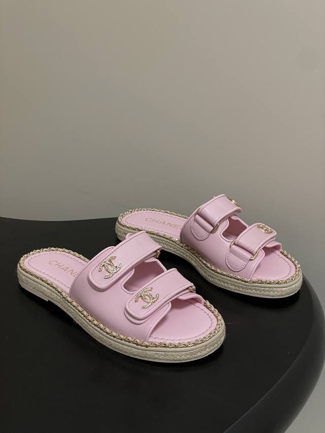 DDD 26P春夏新款Chanel小香链条圈边双C水钻扣凉拖鞋魔术贴双带厚底拖鞋皮面平底凉拖鞋 DDD 香家标志性的穿皮链条设计应用在垫脚圈边，配上经典元素覆盖