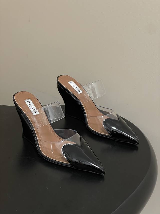 皮带盒20下单备注 默认普通盒 DDD 26Ss春夏新款Alaia阿莱亚 爱心胶片立方体坡跟穆勒鞋尖头高跟半拖鞋坡跟凉拖鞋 DDD 这款坡跟穆勒鞋，尖头设计，搭