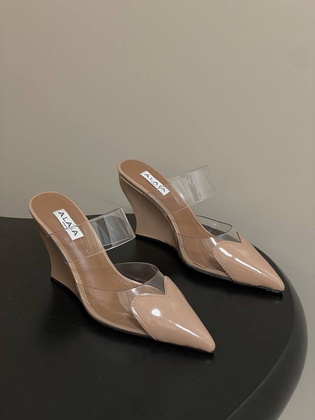 皮带盒20下单备注 默认普通盒 DDD 26Ss春夏新款Alaia阿莱亚 爱心胶片立方体坡跟穆勒鞋尖头高跟半拖鞋坡跟凉拖鞋 DDD 这款坡跟穆勒鞋，尖头设计，搭