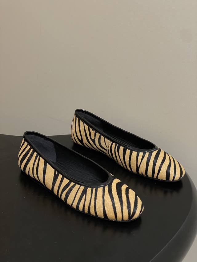 DDD Arket26Ss春夏新款圆头平底芭蕾舞鞋 DDD 采用经典的圆头平底芭蕾鞋版型，是Arket简约实用的设计风格体现，兼顾舒适度与日常穿搭适配性。斑马纹