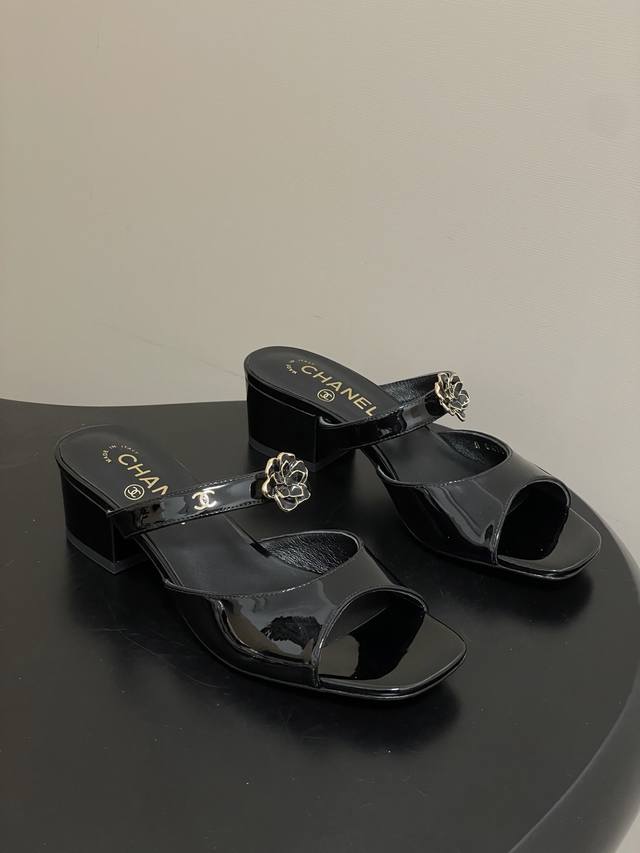 26Ss春夏新款Chanel 小香26最新走秀款 经典双C扣山茶花一字拖鞋高跟凉拖鞋方头鱼嘴双带粗跟凉拖鞋 DDD C家经典山茶花设计，温柔风一整个拿捏了！夏天