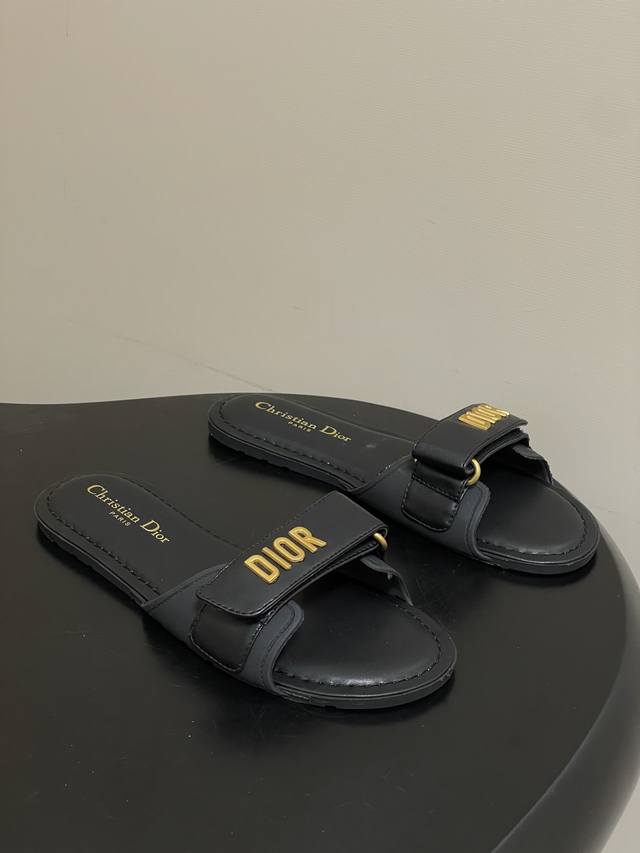 DDD Dior迪奥 2026春夏新款 D-Act沙滩凉拖鞋经典Cd五金扣一字平底拖鞋魔术贴休闲拖鞋 DDD 这款D-Act凉拖是一款经典单品。可调节魔术贴饰带