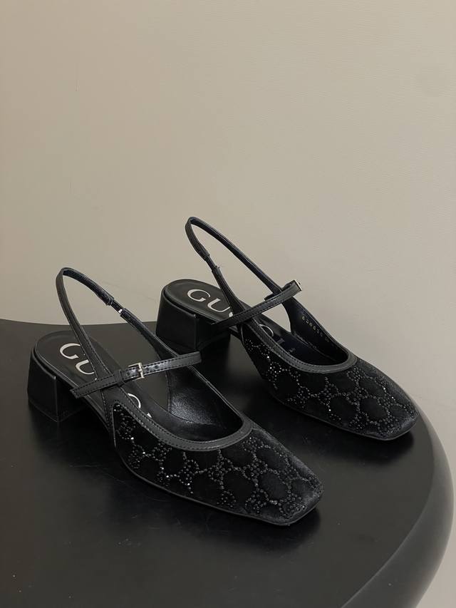DDD 26Ss春夏新款Gucci古驰双ＧG水晶烫钻玛丽珍鞋真丝绒面后空凉鞋粗跟单鞋 DDD 这波新款玛丽珍直接戳中仙女心，网纱拼接设计自带朦胧滤镜，粉粉嫩嫩是