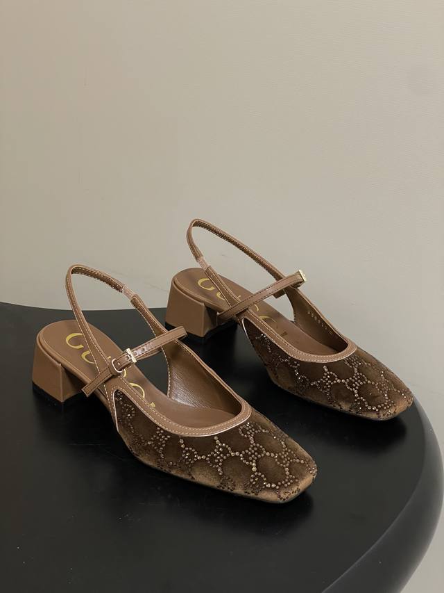 DDD 26Ss春夏新款Gucci古驰双ＧG水晶烫钻玛丽珍鞋真丝绒面后空凉鞋粗跟单鞋 DDD 这波新款玛丽珍直接戳中仙女心，网纱拼接设计自带朦胧滤镜，粉粉嫩嫩是