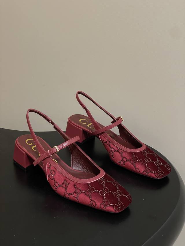 DDD 26Ss春夏新款Gucci古驰双ＧG水晶烫钻玛丽珍鞋真丝绒面后空凉鞋粗跟单鞋 DDD 这波新款玛丽珍直接戳中仙女心，网纱拼接设计自带朦胧滤镜，粉粉嫩嫩是