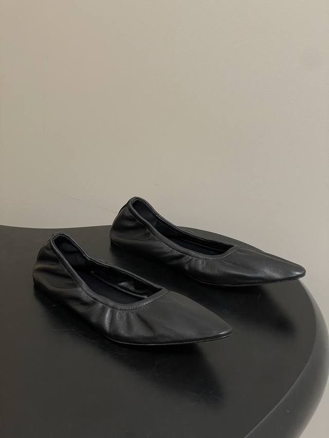 DDD The Row 26Ss春夏季新款 Tr松紧芭蕾舞鞋 尖头平底超软奶奶鞋 DDD 一款简单秀气的单鞋，可搭配各种风格穿出不同风味，内里垫脚羊毛保暖不臃肿