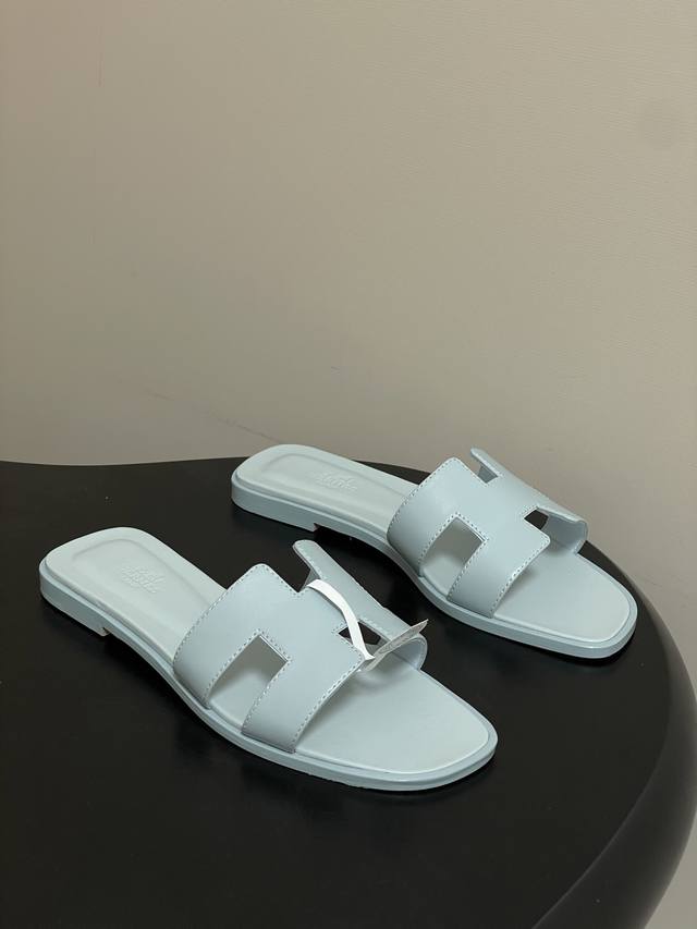 顶级品质 配高档飞机盒 丝巾 DDD Hermes 爱马仕 H家Oran万年经典款‘H’拖鞋 DDD 经典百搭的H拖鞋 最新配色 DDD 经典“H”型鞋面。打造